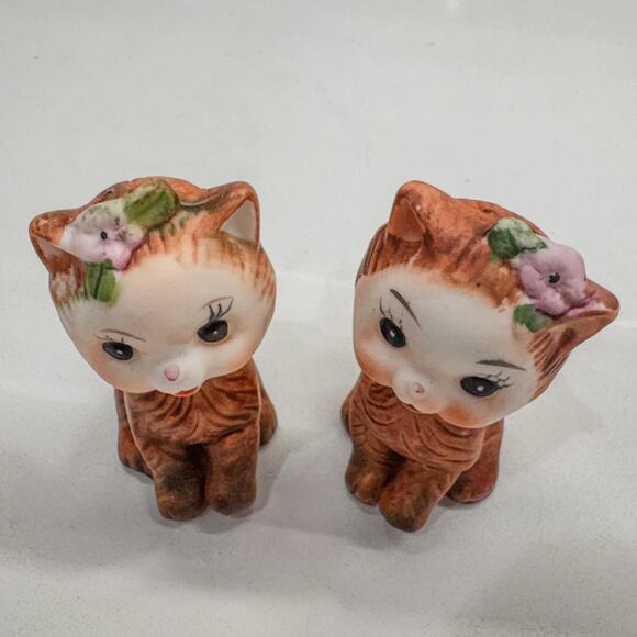 1950's Adorable Porcelain Bisque Pretty Kitties Decor Salt and Pepper Shaker Set - Picture 4 of 8